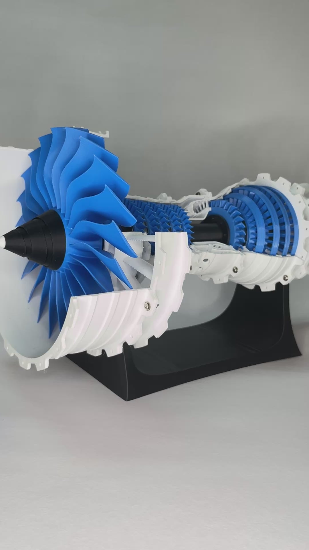 Jet Engine Model with Rotatable Fan